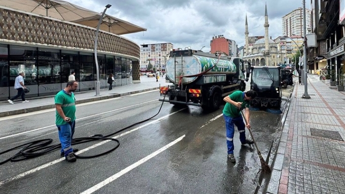 RİZE’DE YOĞUN YAĞIŞ SONRASI TEMİZLİK ÇALIŞMALARI SÜRÜYOR